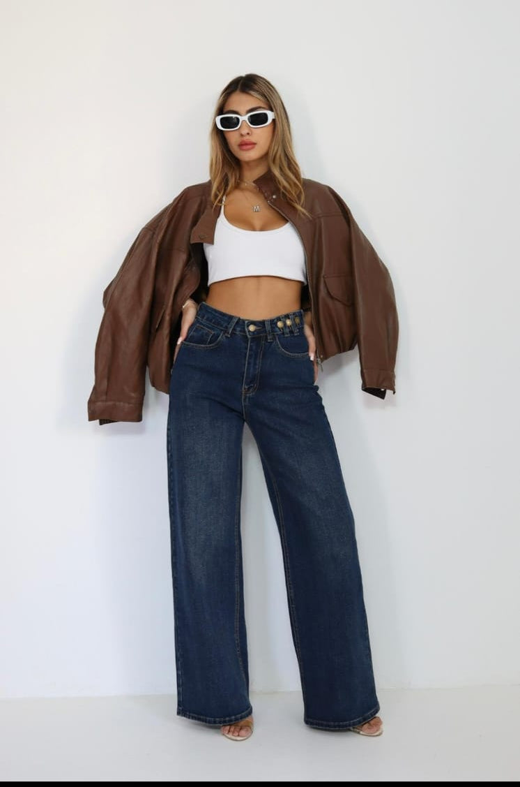 ג’קט עם מכנסי ג’ינס רחבים – לוק אורבני מושלם