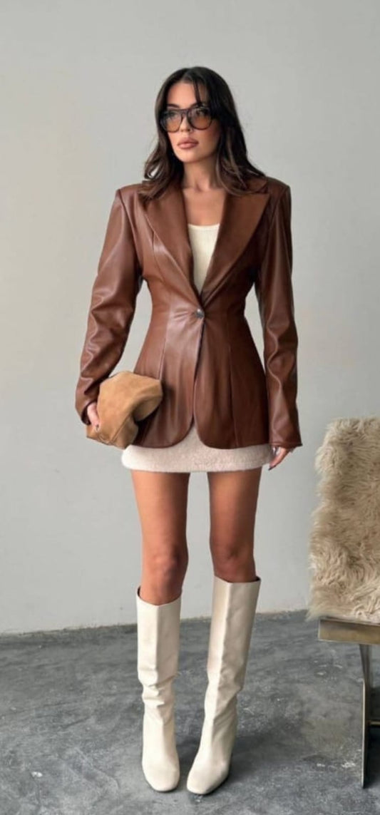 בלייזר “Cocoa Leather” – חום אלגנטי מחויט