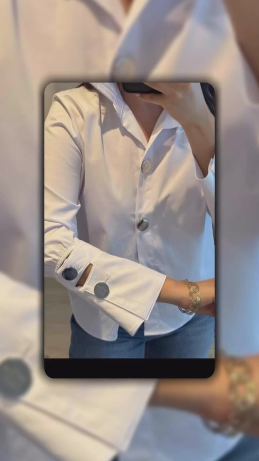 חולצה מכופתרת לבנה